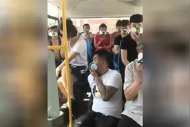 只因有人放屁，全车人都戴起防毒面具，结局笑死了