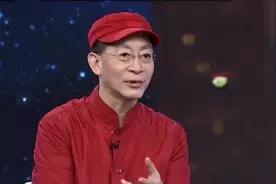 58岁六小龄童全家近照曝光，老婆五官端正，女儿貌美如花视频封面