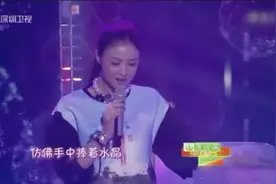 年代秀：蒋欣罕见跟男友同台，深情对唱《水晶》，眼神有爱甜蜜蜜视频封面