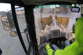 没有方向盘，司机是怎样驾驶装载机进行作业的？