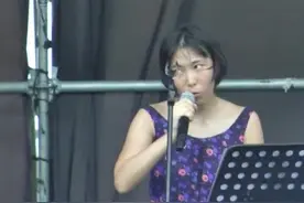美女翻唱《龙的传人》，那舞姿和声音，开口就吓到我了视频封面