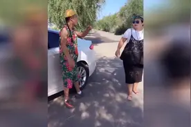 搞笑视频：美女想上厕所憋不住了，找不着厕所崩了一裤子屎！哈哈视频封面
