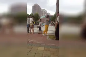 令人感动的小家伙 路遇8岁卖报小男孩工作中远近景视频封面