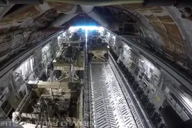 美国空军投送重型武器装备，悍马车一辆接一辆从高空被扔下视频封面