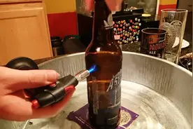 喝完啤酒的瓶子不要丢，牛人用打火机烧一下就做成一个啤酒杯