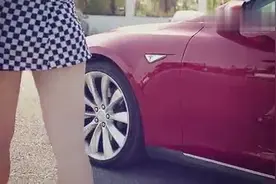 百万豪车居然赛不过一辆电动自车视频封面