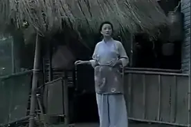 小女孩去买米，钱不够给米店老板下跪，回来却见妈妈在这种事！视频封面
