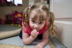 英国女童吃家具成瘾图片