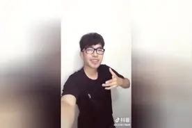 抖音：要不要做我女朋友，摸到一手油，这油够你吃半年视频封面
