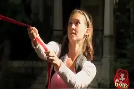 恶搞：帮忙拉绳子，把狗狗砸到了，想哭的心都有，最后却哈哈大笑视频封面