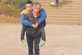 “陪读妈妈”背儿上学10年 儿子：有一天病好了背一回妈妈图片