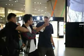 俞灏明机场偶遇刘烨兴奋搂住，脸盲刘烨竟没认出推开闷头就跑！视频封面