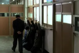 爸爸是教导主任，学生说爸爸坏话，老来得子的儿子替爸爸出气被训视频封面