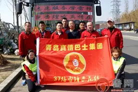 真情巴士志愿者为老人免费理发 公交车变成移动理发车图片