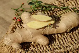 膝盖疼别花冤枉钱，巧用一个块生姜变“妙药”，5分钟就见效！