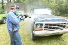 老外用高压水枪把皮卡车油漆全冲掉，瞬间感觉自己买了一台新车