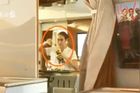 国外航空公司空姐将杯中的香槟倒回瓶内，再次供旅客食用！视频封面