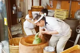 日本街头大叔打麻糍，这手法真是长见识了