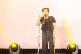 时隔25年，57岁郑智化拄拐杖演唱《水手》感动全场，听哭了！视频封面