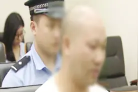 报警人称家门口有“哎呦哎呦”的声音，民警立即封锁现场8人被抓视频封面
