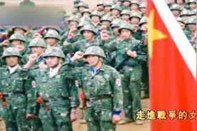 突然，一个老山突击队员在梁子额头吻了一下，然后红着脸冲上战场视频封面