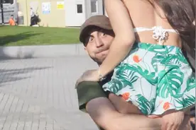 老外会玩，在街上抱走别人女朋友会怎样？视频封面