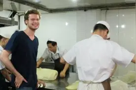 老外眼中的兰州牛肉面是兰州牛肉面而不是兰州拉面！视频封面