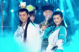 何炅谢娜十年友谊默契十足，连模仿小鱼儿与花无缺都像亲兄弟视频封面
