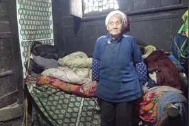 2个儿子早逝，86岁老奶奶的居住环境让人触目惊心视频封面