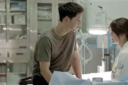 妹子别哭！据说这是《太阳的后裔》宋仲基的结局图片