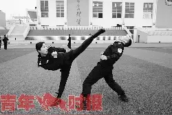 54岁警校女教官武术和李连杰同级 台上猛台下静图片