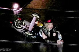 麦当娜巡演花样翻新 台上脚踩儿童玩具车图片