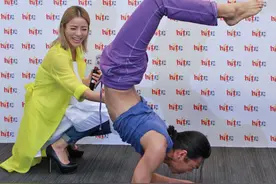 丁当爽摸冻未条！ 2男轮流「壁咚」加「肩蹭」图片