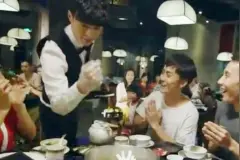 张艺兴变身餐厅服务员，火锅店秀“捞面舞”获全场称赞视频封面