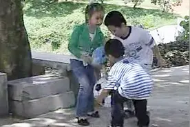 城里人带孩子进村过生日，没想到三个孩子都被人贩子捉上车拐跑了视频封面