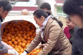 石棉县乡村留守母亲在家赚钱，通过卖黄果柑脱贫致富视频封面