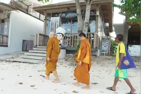 在泰国亲自感受泰国僧人的古老仪式 托钵化缘！视频封面