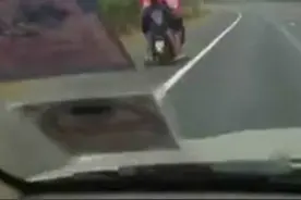 开挂！泰国道路上7名儿童同乘一辆摩托车（组图)图片
