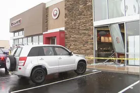 汽车撞进美新泽西州一家中餐馆 幸无人受伤图片