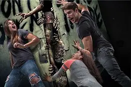 真人丧尸来袭 幽闭空间挑战游客胆量图片