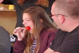 国外吃辣椒比赛出现云南唰唰辣和印度魔鬼辣 美女被辣哭红色眼泪视频封面