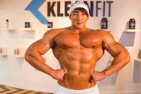 韩国最强男人，跟着音乐跳肌肉舞，画面美的受不了！视频封面