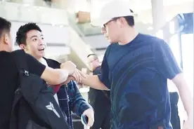 俞灏明机场偶遇刘烨视频封面