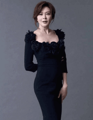 关之琳原名是关佳慧,也是一个比较普通的名字.