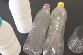 小伙把6个塑料瓶“捆”一起放在厨房里使用，朋友见了争着都要学