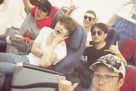 黄磊晒“三兄弟”合影 黄渤姿势亮了