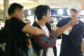 俞灏明在机场偶遇刘烨，没想到被一把推开，俞灏明一脸惊呆！视频封面