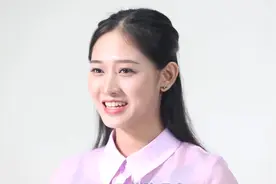 秋季黑白灰太沉闷？女生只换了1件单品，整个人立马焕然一新