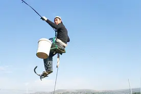 农民工兄弟们干过这种高空作业吗？说出工资真的很吃惊！