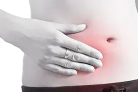 肚子按一按就痛是怎么回事？有可能是腹膜炎的症状之一